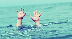 В Восточно-Казахстанской области двухлетний ребенок упал в воду и утонул 