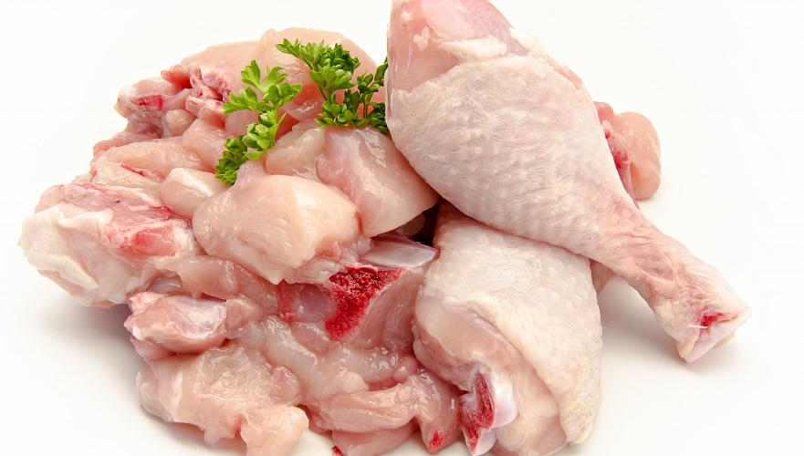 Алматинцы пожаловались на перебои с куриным мясом в магазинах и повышение цен на него