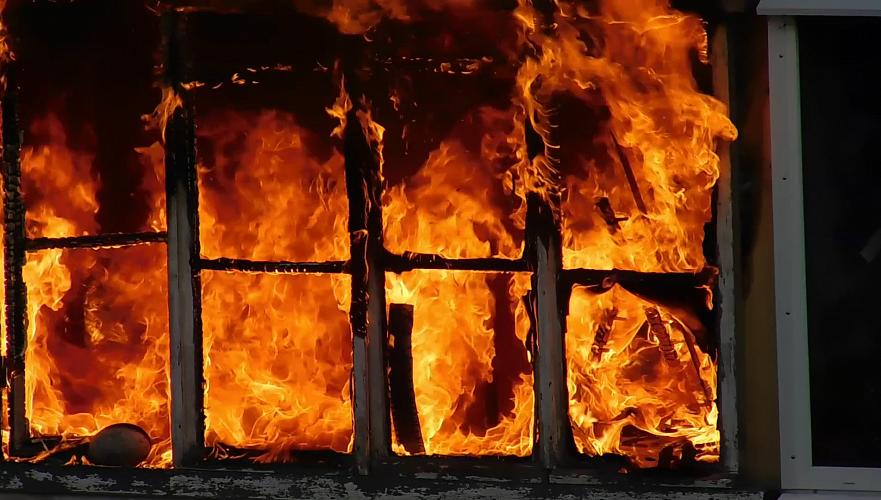 Обгоревшее тело мужчины обнаружено после крупного пожара в трехквартирном доме в Карагандинской области
