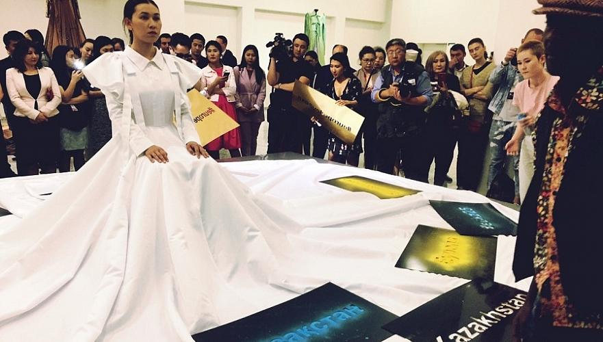 Евросоюз открыл эксклюзивную выставку платьев в Астане 