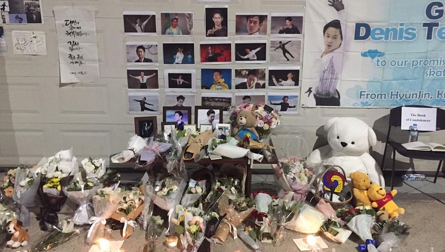 У здания посольства Казахстана в Южной Корее сотни людей почтили память Дениса Тена